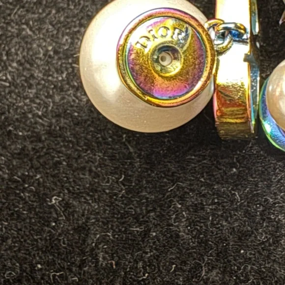 Dior Elegant Pearl Earrings with Silver Accents - Picture 4 of 4